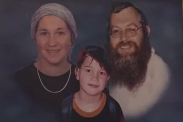Rabbi Yosef Dikstein, his wife, Hannah and their child Shuv-el. Photo: Screenshot from a Kan 11 video, used under section 27A of the copyright law.