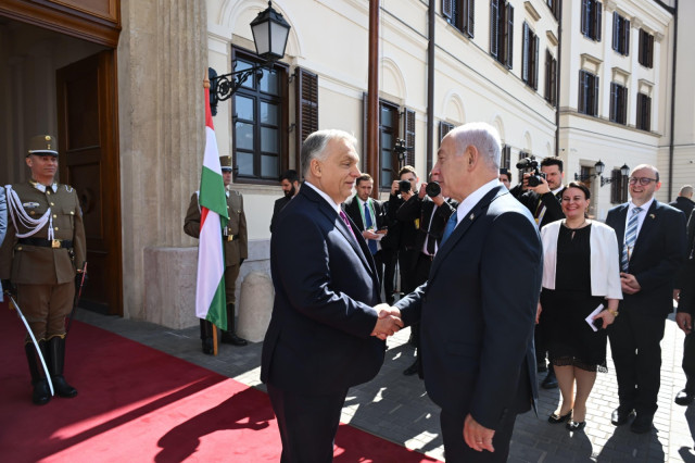 Prime Minister Benjamin Netanyahu and his wife Sara were welcomed, today (Thursday, 3 April 2025), by Hungarian Prime Minister Viktor Orban and his wife, and an honor guard, at a ceremony in Budapest.Avi Ohayon (GPO)