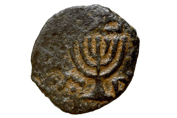A bronze coin of Antigonus II Mattathias, the last Hasmonean Jewish King, dated to the end of the 1st century B.C., representing a Menorah of seven branches (Photo: Wikipedia).