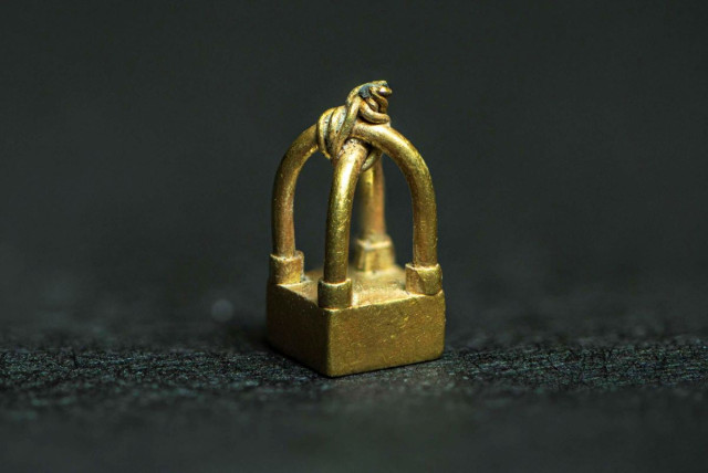 A detailed view of the Ophel Electrum Basket Pendant, measuring a mere 4mm square at its base (Photo: Reese Zoellner/Courtesy of: AIBA )