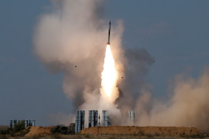 An S-300 air defense missile system launches a missile during the Keys to the Sky competition at the International Army Games 2017 at the Ashuluk shooting range outside Astrakhan, Russia August 5, 2017 (Photo: REUTERS/Maxim Shemetov).
