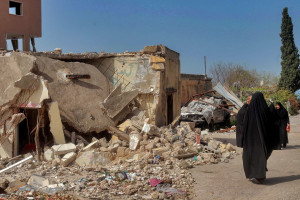 Lebanese women walk past rubble of a café that was hit by an overnight Israeli strike in the southern Lebanese village of Naqoura, in 2024 (Photo: STR/dpa Picture Alliance / via Reuters).