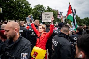 Karoline Preisler, protest in favor of Israelis, 2024 (Photo: Fabian Sommer/dpa via Reuters Connect).
