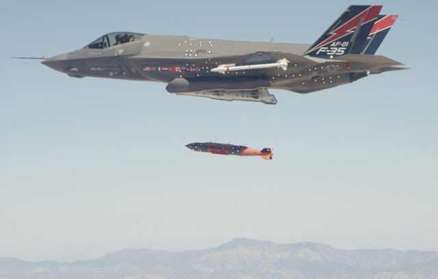 Illustration: A U.S. F-35A fighter jet releases a 2,000-pound BLU-109 “bunker-buster” bomb. (Photo: Reuters)