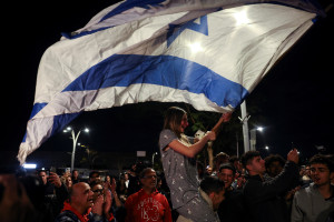 People gather at Sheba Medical Center in Ramat Gan, Israel, on January 19, 2025, celebrating the arrival of Romi Gonen, Doron Steinbrecher, and Emily Damari, three former female hostages held in Gaza since the deadly October 7, 2023, attack. Photo: REUTERS/Ronen Zvulun.