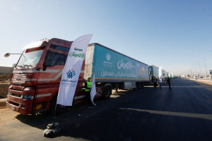 Trucks carrying humanitarian aid from Egypt's National Alliance For Civil Development Work (NACSW) to Gaza wait on the desert road (Cairo—Ismailia) heading to the Rafah border crossing to enter Gaza, amid a ceasefire between Israel and Hamas, in Cairo, Egypt, January 21, 2025. REUTERS/Shokry Hussein