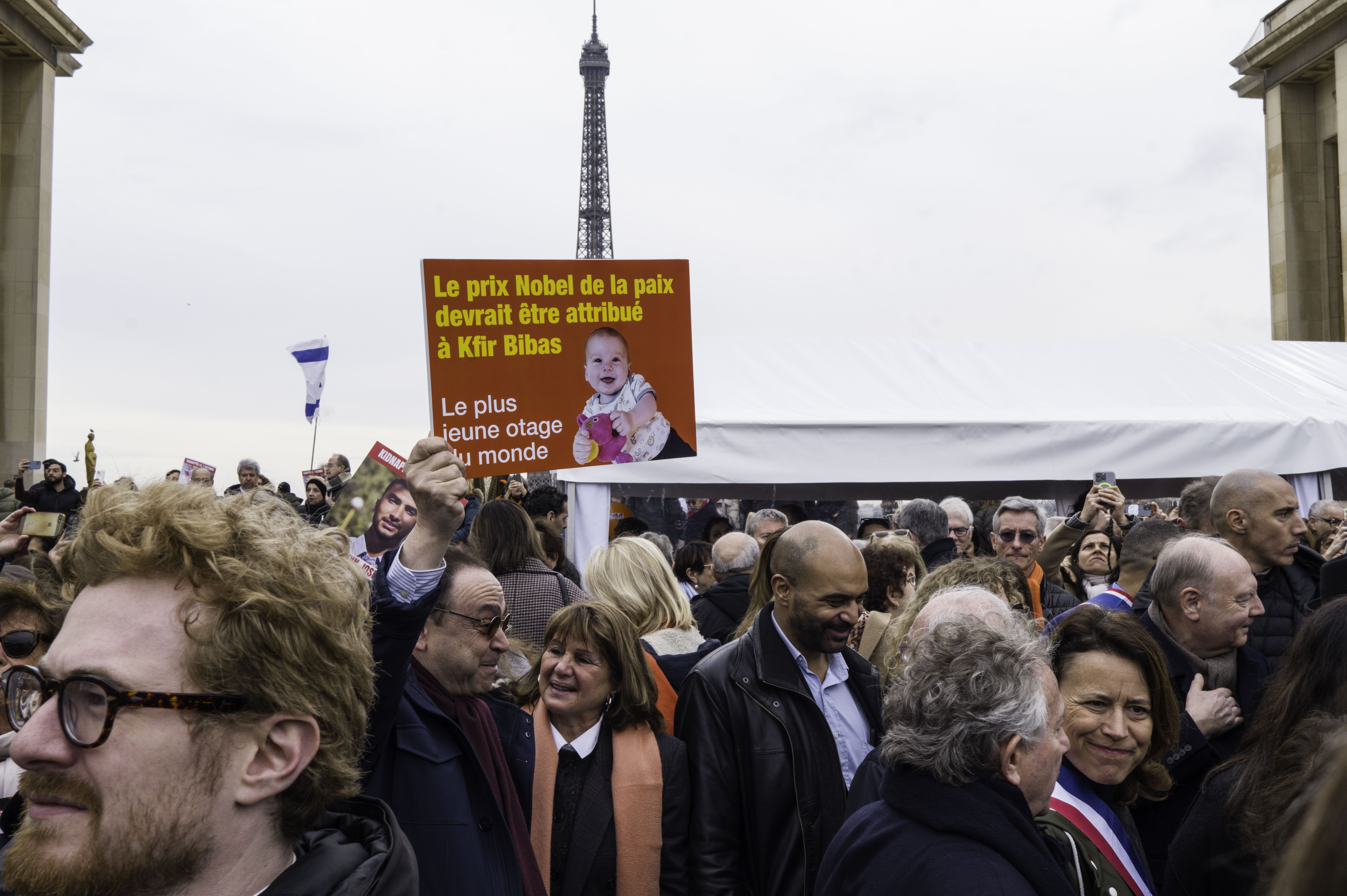People gather at Place du Trocadéro to honor hostages murdered by Hamas, days after the Bibas children's bodies were returned to Israel. Paris, Feb. 21, 2025. Photo: Eric Broncard/Hans Lucas via Reuters.