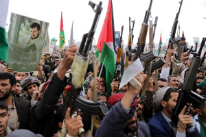 Houthi supporters hold weapons as they rally to mark the annual al-Quds Day (Jerusalem Day) on the last Friday of the Muslim holy month of Ramadan, in Sanaa, Yemen March 28, 2025. REUTERS/Khaled Abdullah.