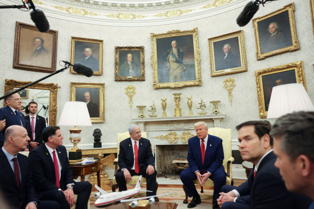 U.S. President Donald Trump meets with Israeli Prime Minister Benjamin Netanyahu in the Oval Office at the White House in Washington, U.S., April 7, 2025. REUTERS/Kevin Mohatt
