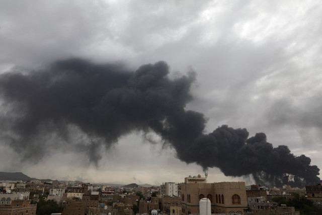 Smoke billows after an Israeli airstrike on Houthi infrastructure, in Sana'a, Yemen May 6, 2025. REUTERS/Khaled Abdullah
