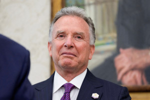 FILE PHOTO: U.S. Special Envoy Steve Witkoff during his swearing-in ceremony of in the Oval Office at the White House in Washington, D.C., U.S., May 6, 2025. REUTERS/Kent Nishimura/File Photo