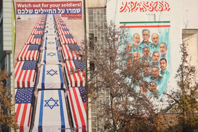 An anti-U.S. and anti-Israeli billboard is displayed on a building in Tehran, Iran, January 4, 2026. Photo: By Majid Asgaripour via Reuters Connect