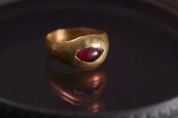 The 2,300-year-old gold ring. May 2024 (Photo: Emil Aladjem, Israel Antiquities Authority).