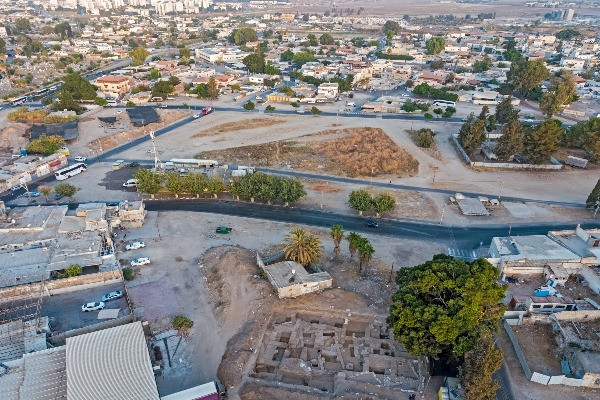 The Jewish public building discovered in Lod (Aerial Photography: Assaf Peretz, Israel Antiquities Authority).