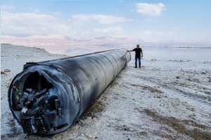 A ballistic missile lies on the shore of the Dead Sea, after Iran launched drones and missiles towards Israel, April 14, 2024 (Photo: REUTERS/Alon Ben Mordechai).