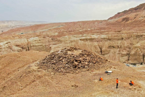 Excavation by the Israel Antiquities Authority and volunteers, north of Nahal Zohar. Photo: Emil Aladjem, Israel Antiquities Authority.