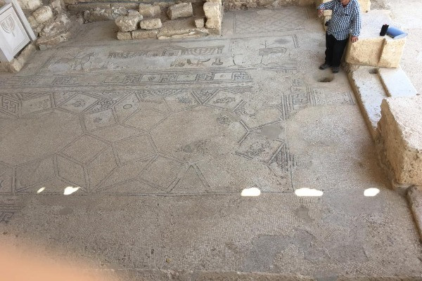 The inner part of the Synagogue of Susya, and his beautiful mosaic floor with the "Bema" (Photo: Aaron Goel-Angot).