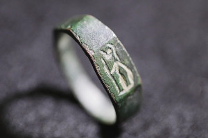 The ring found in the Carmel (Photo: Emil Aladjem, Israel Antiquities Authority).