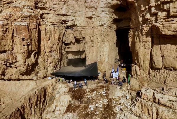 Excavations of the Israel Antiquities Authority in the Judean Desert. The public is invited (Photo: Emil Aladjem, Israel Antiquities Authority).