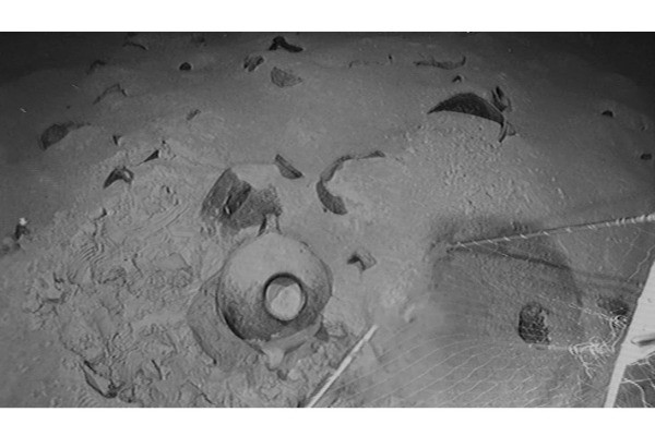 A Canaanite jar being retrieved by a robot from a depth of 1.8 km, in 2024 (Photo: Energean)