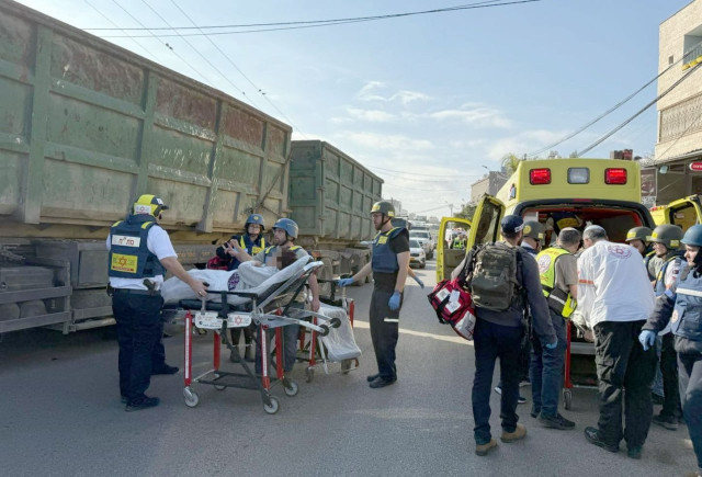 IDF troops and MDA vehicle at the terror attack site in Kedumim, West Bank, on 6.1.2025. 
(Photo: MDA)