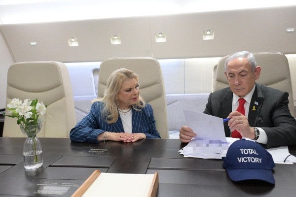Israeli Prime Minister Benjamin Netanyahu and his wife Sarah Netanyahu, before their flight to the USA, on Monday, July 22, 2024 (Photo: Amos Ben-Gershom / GPO).