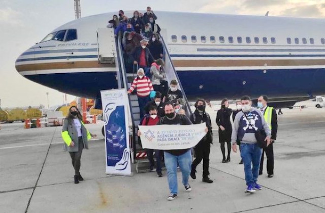 Argentine Jews making aliyah get off the plane at Ben-Gurion Airport near Tel Aviv in 2020. (Photo: Jewish Agency for Israel)