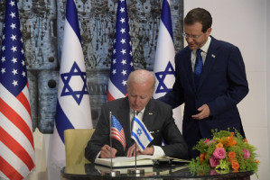 U.S. President Joe Biden signs the guest book at the Israeli president's residency (Photo: Haim Zach/GPO)
