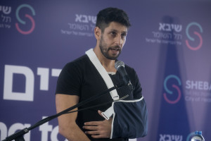 Israeli singer-songwriter and reserve soldier Idan Amedi who was seriously injured in the Gaza Strip attends a press conference upon his release from the Sheba Medical center on January 25, 2024. (Photo: Miriam Alster/Flash90)