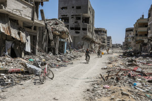 Palestinians returning to their homes a few days after the Israeli army withdrew from the area, in Khan Younis, in southern Gaza Strip, April 13, 2024. (Photo: Abed Rahim Khatib/Flash90)