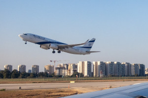 Flights take off at Ben Gurion International Airport. April 17, 2024. Photo by Yossi Aloni/FLASH90