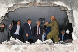 Foreign Minister Gabi Ashkenazi visits a Petah Tikva building hit by Hamas rocket fire with his Czech and Slovak counterparts, May 20, 2021 (Photo: Israeli Foreign Ministry)