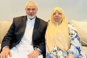 Ismail Haniyeh and his sister Zahr Abdel Salam Haniyeh (Photo: Social media)