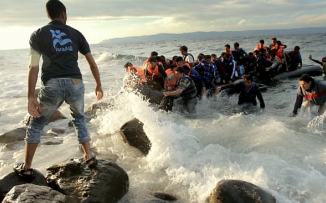 IsraAID rescues refugees arriving on the shores of Greece. (Photo: IsraAID)