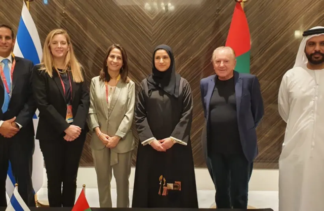 Israeli Minister of Science, Technology and Space Orit Farkash (third to left) and the UAE’s Minister of State for Advanced Technology Sarah Al Amiri (third to right) pictured with SpaceIL chairman Morris Kahn (second to right) at the 2020 Expo Dubai
(Photo: Ministry of Science and Technology)