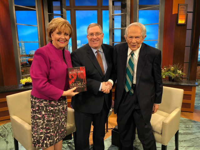 Joel Rosenberg with Terry Meeuwsen and Pat Robertson on The 700 Club (Photo: ALL ISRAEL NEWS)
