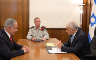 Prime Minister Yair Lapid meets with opposition leader Benjamin Netanyahu for a security briefing on the Iran nuclear deal, August 29, 2022 (Photo: Amos Ben-Gershom/GPO)