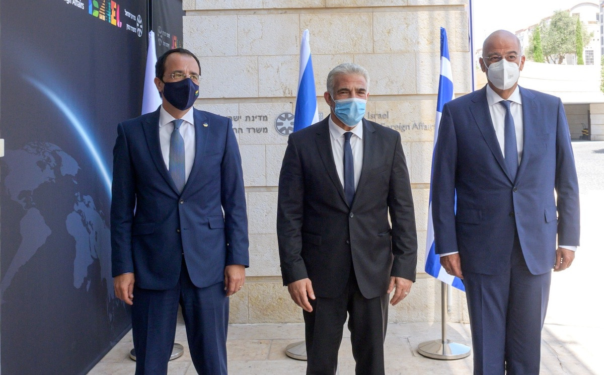 Israeli Foreign Minister Yair Lapid (C) with Foreign Minister of Cyprus Nikos Christodoulides (L) and Foreign Minister of Greece Nikos Dendias (Photo: Israeli Ministry of Foreign Affairs)