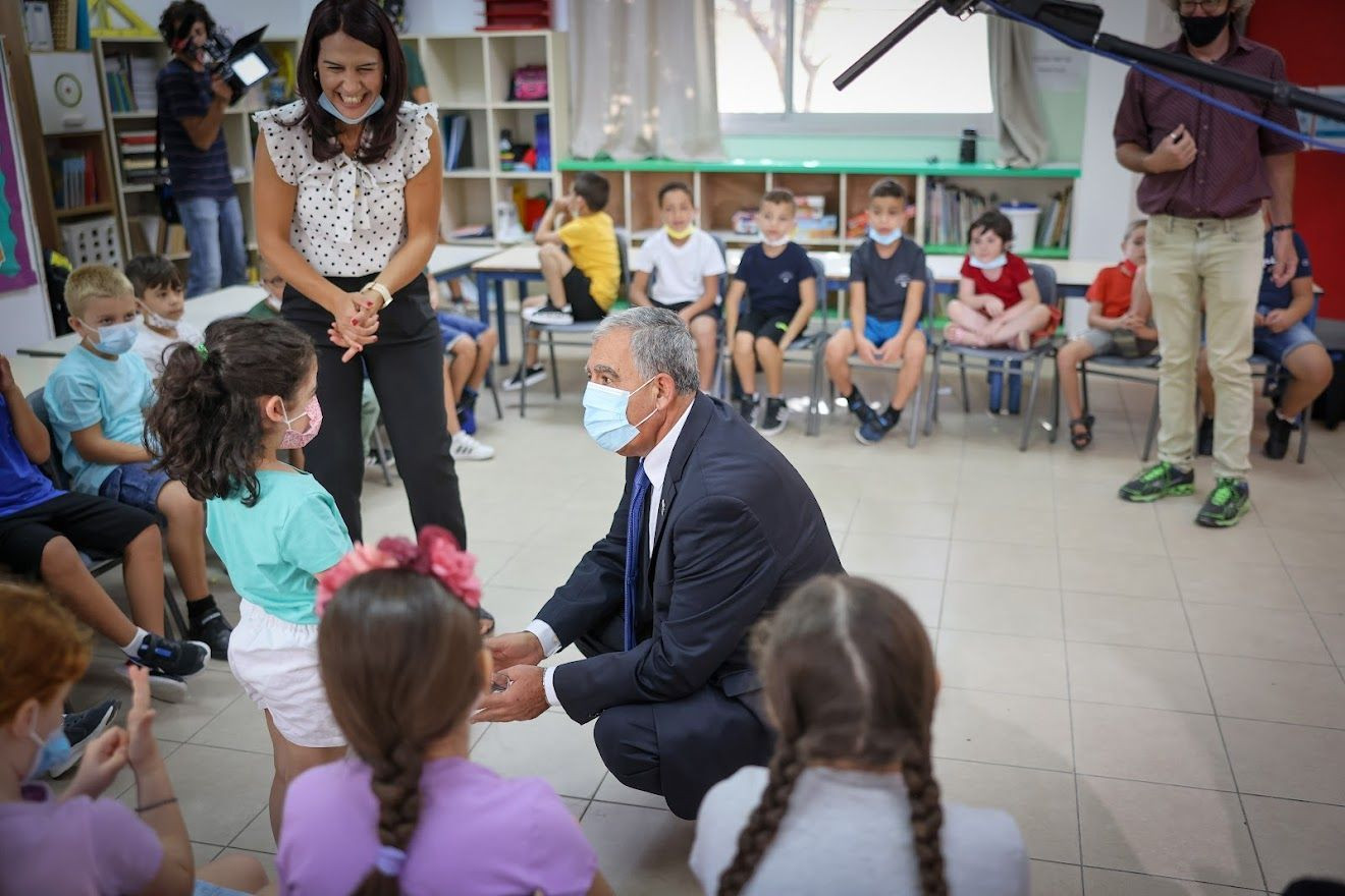 Speaker of the Knesset Mickey Levy celebrated the opening of the new school year with Jewish and Arab pupils of the Jerusalem Max Rayne Hand in Hand School, Sept. 1, 2021 (Photo: Noam Moskowitz/Knesset)