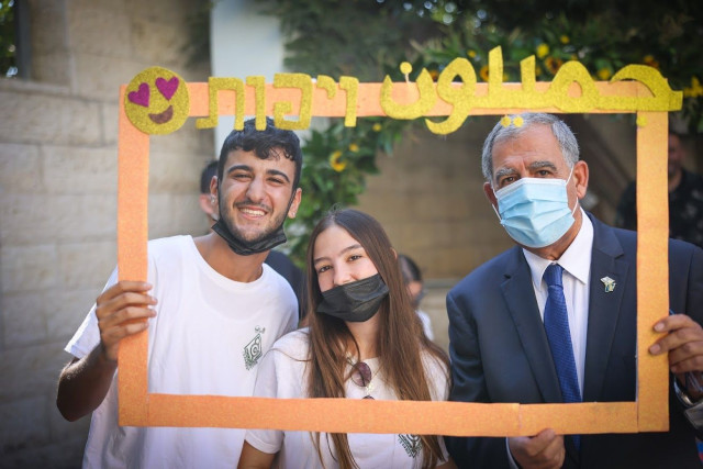 Speaker of the Knesset Mickey Levy celebrated the opening of the new school year with Jewish and Arab pupils of the Jerusalem Max Rayne Hand in Hand School, Sept. 1, 2021 (Photo: Noam Moskowitz/Knesset)