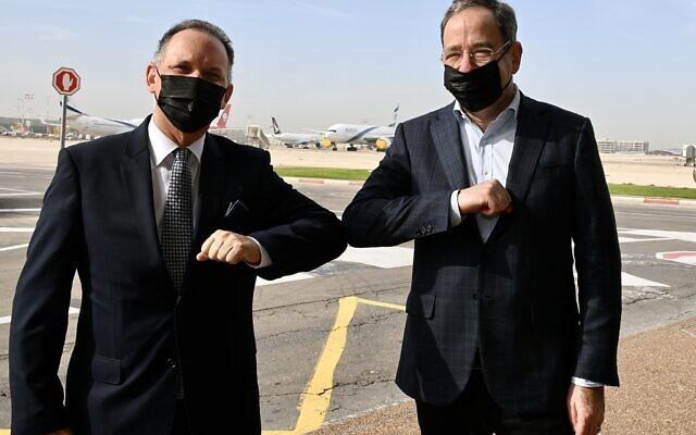 New US ambassador to Israel Tom Nides (R) arrives in Israel and is welcomed by Gil Haskel, Foreign Ministry Chief of Protocol (Photo: David Azagury/US Embassy Jerusalem)