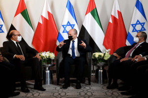 Prime Minister Naftali Bennett (C) meets with UAE Minister of State for Foreign Affairs Khalifa Al Marar, (R) and Bahraini Foreign Minister Abdullatif Al Zayani (L) at his hotel in New York, Sept. 26, 2021 (Photo: Avi Ohayon/GPO)