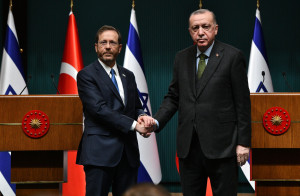 Turkish President Recep Tayyip Erdoğan welcomes Israeli President Isaac Herzog at the Presidential Complex in Ankara, Mar. 9, 2022 (Photo: Haim Zach/GPO)