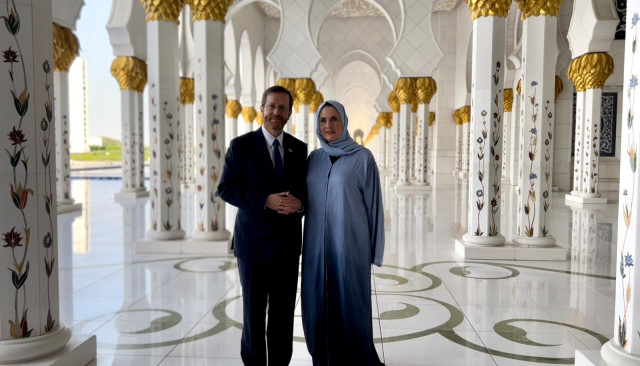President Isaac Herzog and the First Lady visit the Sheikh Zayed Grand Mosque in Abu Dhabi (Amos Ben-Gershom (GPO)