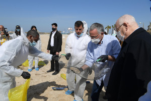 President Reuven Rivlin visits a beach after an oil spill in Israel in February 2021. (Photo: Amos Ben Gershom/GPO)