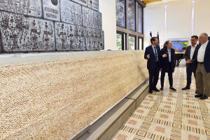 Biggest matzah in Israel displayed at the President Isaac Herzog's Residence (Photo: Haim Zach/GPO)