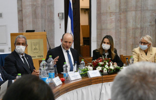 Prime Minister Naftali Bennett and Education Minister Yifat Shasha-Biton meet with senior officials in the Education Ministry, Dec. 20, 2021 (Photo: Haim Zach/GPO)