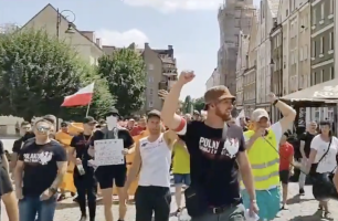 An anti-vaccine protest in Poland, in which they called out anti-Semitic chants, blaming Jews for starting the COVID-19 pandemic (Photo: Screenshot Twitter)