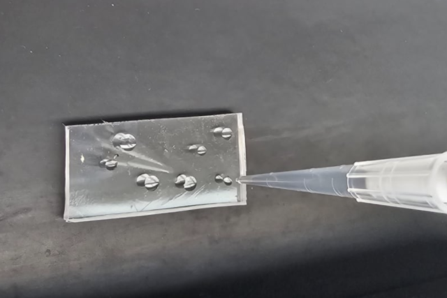 Facile preparation of peptide glass at room temperature using standard lab equipment. (Photo: Tel Aviv University)
