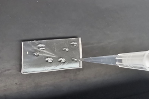 Facile preparation of peptide glass at room temperature using standard lab equipment. (Photo: Tel Aviv University)